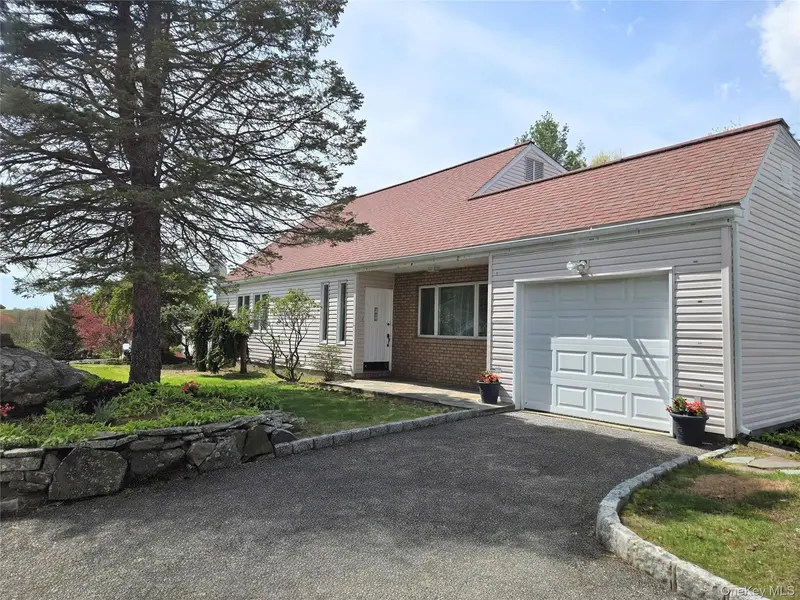 2585 Farsund DR, Yorktown Heights, NY 10598