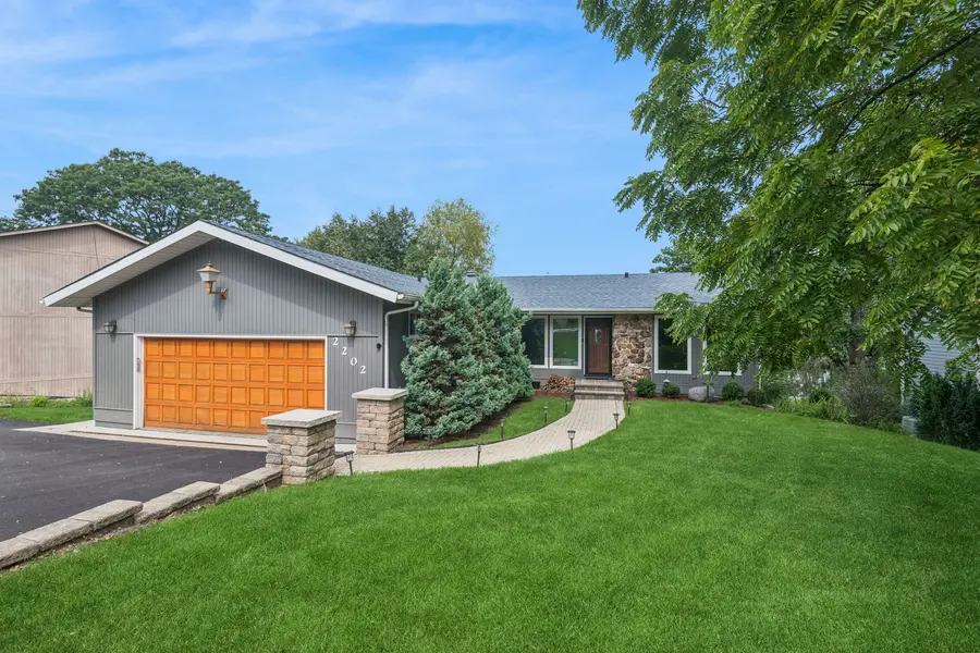 2202 LAKE SHORE DR, Lindenhurst, IL 60046