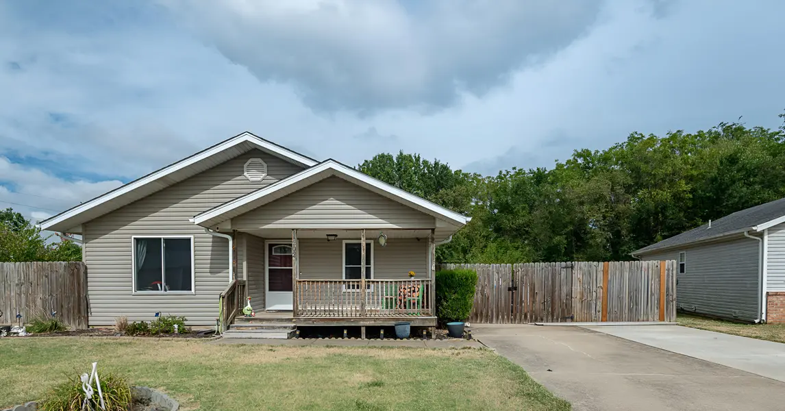 1202 N Oak Park DR, Springfield, MO 65802