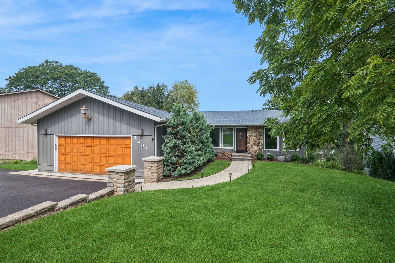 2202 LAKE SHORE DR, Lindenhurst, IL 60046