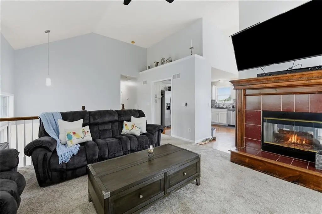 1520 SE 11th ST, Lee's Summit, MO 64081