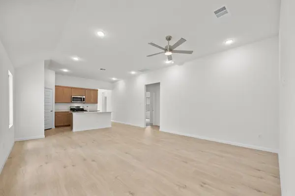 211 Hornet ST, Elgin, TX 78621