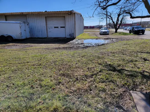 2010 W 2nd ST, Taylor, TX 76574