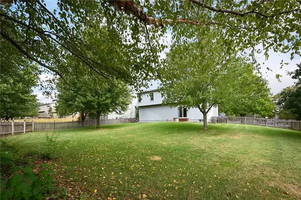 15736 S Locust ST, Olathe, KS 66062