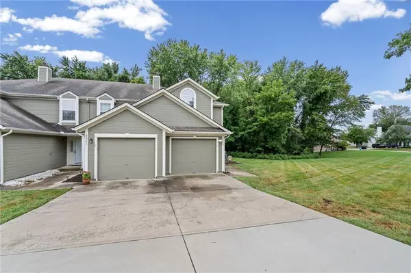 6066 NE Moonstone DR, Lee's Summit, MO 64064