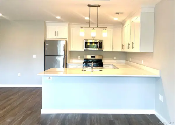 221 Eastview DR #17, Central Islip, NY 11722