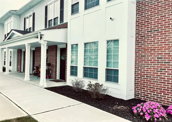 221 Eastview DR #16, Central Islip, NY 11722