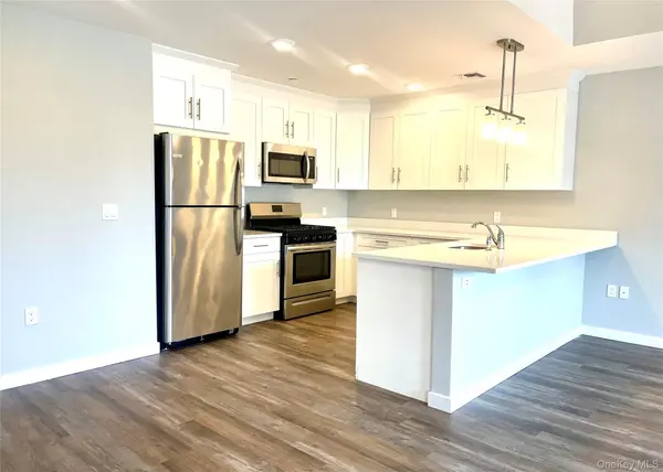 221 Eastview DR #16, Central Islip, NY 11722