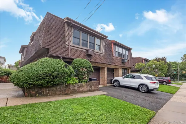 61-26 233 ST, Oakland Gardens, NY 11364