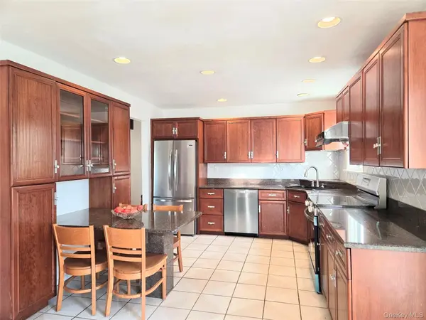 2585 Farsund DR, Yorktown Heights, NY 10598