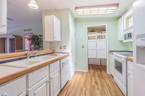 37607 NEUKOM AVE, Zephyrhills, FL 33541