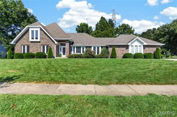 1260 Tammany LN, Town And Country, MO 63131