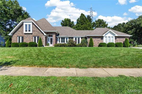 1260 Tammany LN, Town And Country, MO 63131