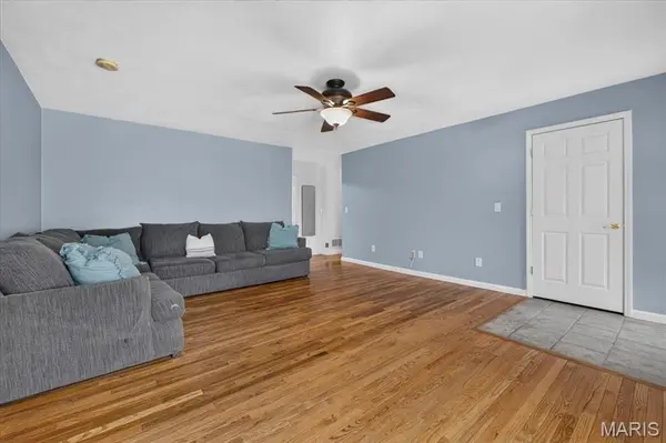 2295 N Pointe LN, Florissant, MO 63031