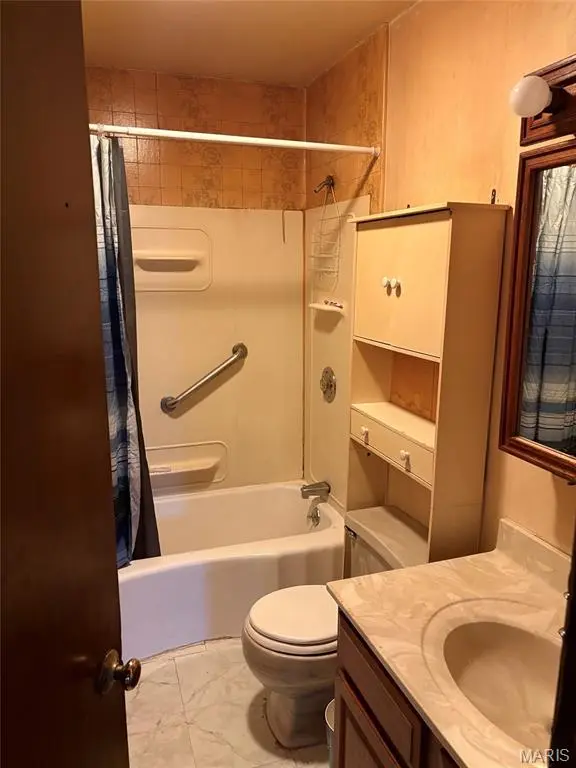 41 Reasor DR, St Louis, MO 63135
