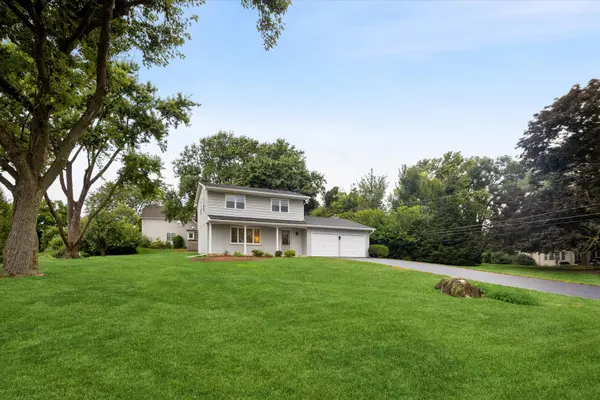 2S380 Golfview DR, Glen Ellyn, IL 60137