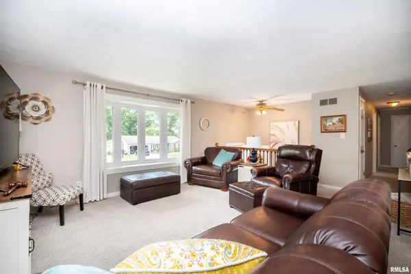 3227 W WILSHIRE DR, Peoria, IL 61614