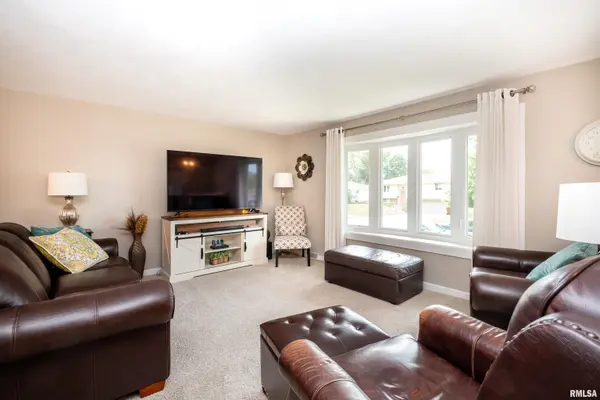 3227 W WILSHIRE DR, Peoria, IL 61614