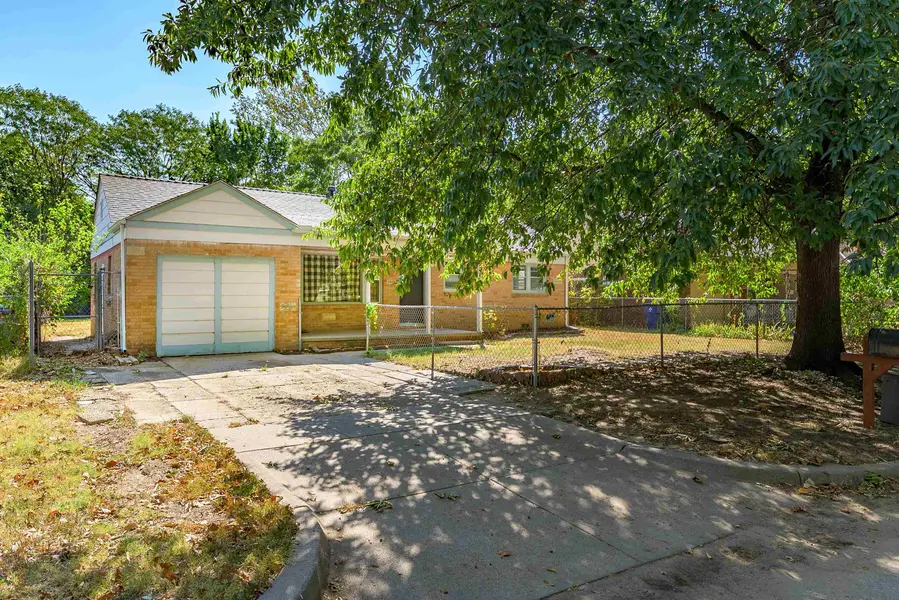 2820 S Mosley St, Wichita, KS 67216-1121