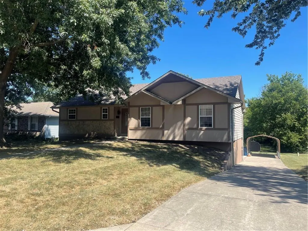 426 James CIR, Odessa, MO 64076