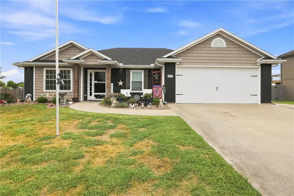 409 SW Cross Creek DR, Grain Valley, MO 64029