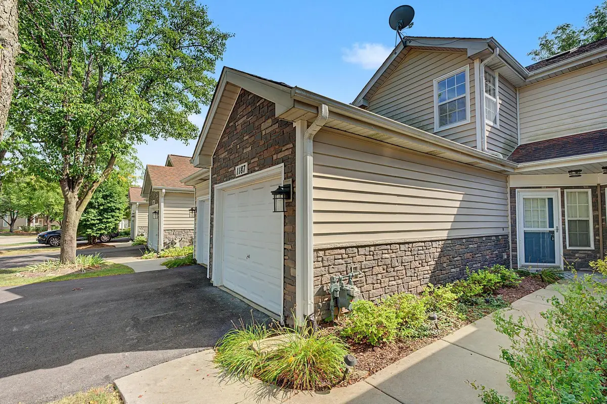 1187 Regency DR, Schaumburg, IL 60193
