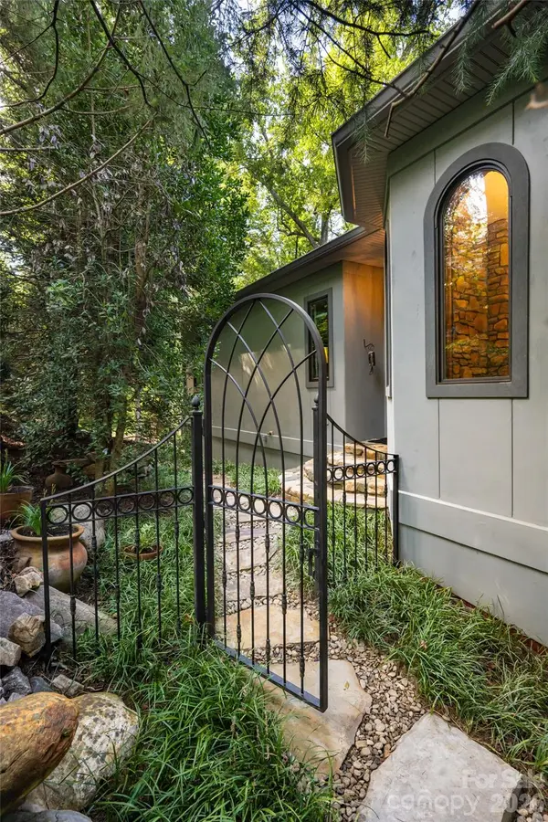 18 Woodlink RD, Asheville, NC 28801