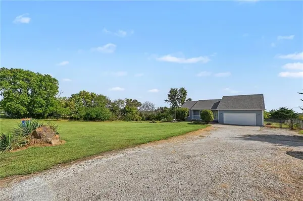 21051 Hemphill RD, Tonganoxie, KS 66086