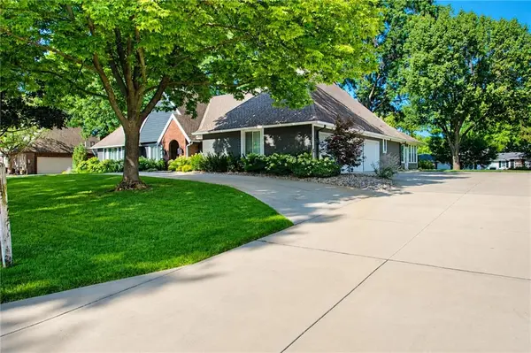 10108 Howe DR, Leawood, KS 66206