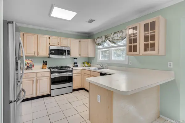 11 Lakebridge DR, Kings Park, NY 11754