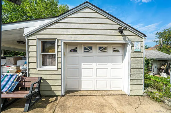 8118 260th ST, Floral Park, NY 11004