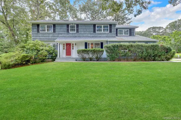 15 Tobi LN, East Setauket, NY 11733