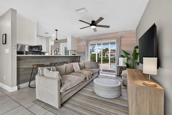 8727 BAY CREST LN, Tampa, FL 33615
