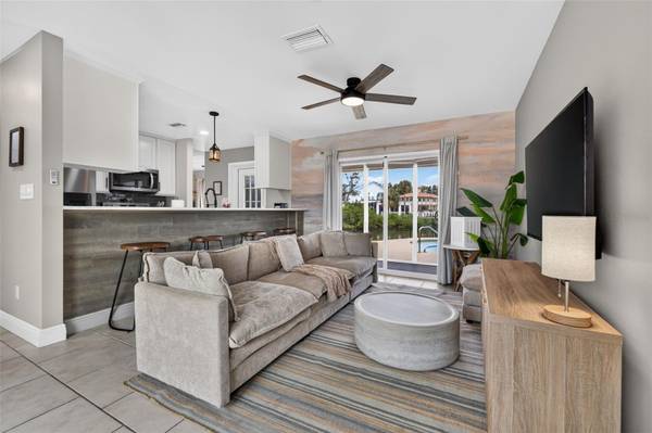 8727 BAY CREST LN, Tampa, FL 33615