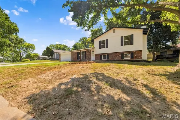 18 Craigwood DR, St Peters, MO 63376