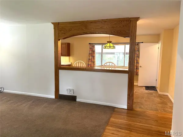 12050 Providence LN, Maryland Heights, MO 63043