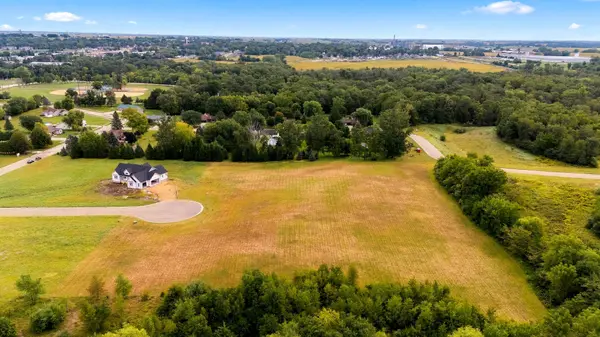 323 Silver Creek RD, De Witt, IA 52472