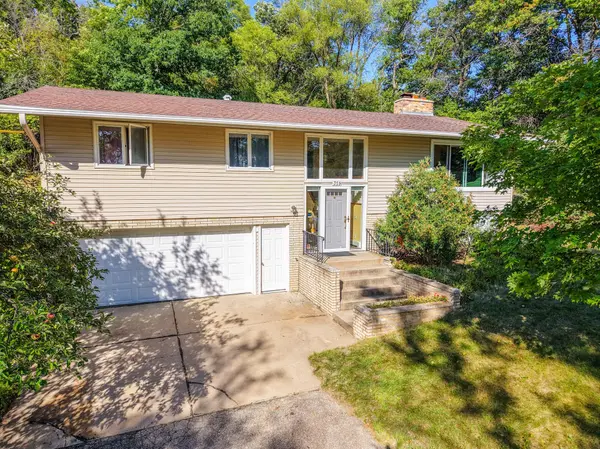 359 Riverview Heights DR NE, Rochester, MN 55906