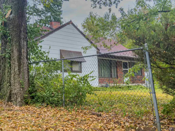 2116 SW Harrison ST, Topeka, KS 66611