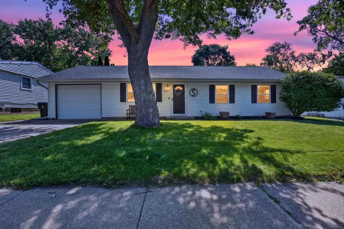 1307 Dogwood LN, Bloomington, IL 61704