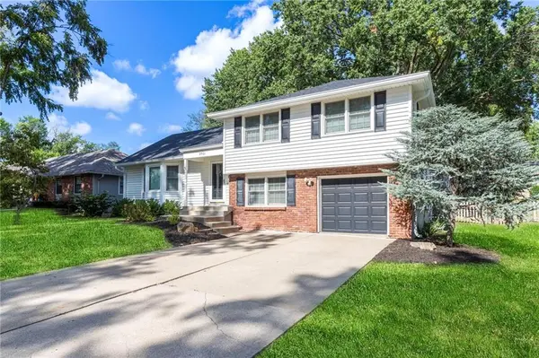 8921 CONSER DR, Overland Park, KS 66212