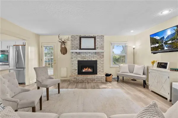 105 Tuscarora LN, Lake Winnebago, MO 64034