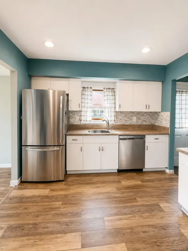 120A Irish LN, East Islip, NY 11730
