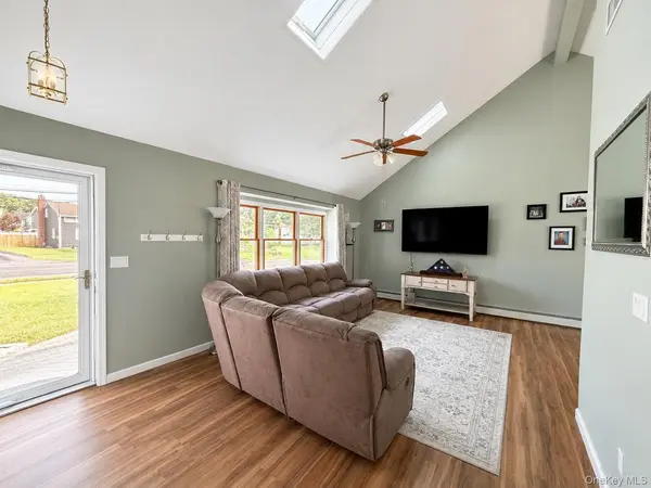 120A Irish LN, East Islip, NY 11730