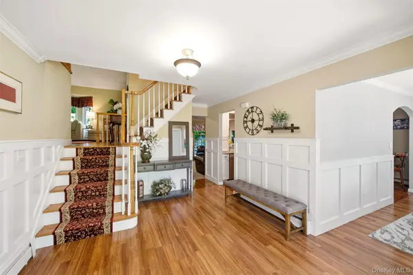 17 White Cliff LN, Nesconset, NY 11767