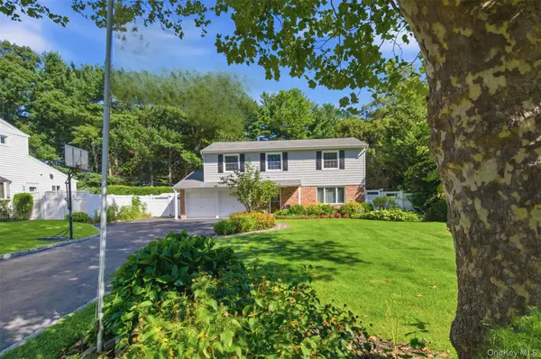 17 White Cliff LN, Nesconset, NY 11767