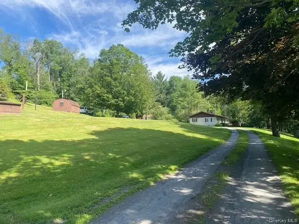 10 Lakeview RD, Kenoza Lake, NY 12750