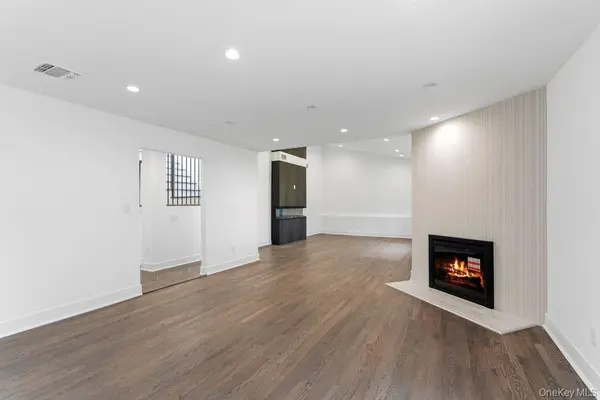 185 Harvard DR #L, Plainview, NY 11803