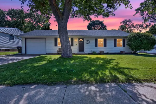 1307 Dogwood LN, Bloomington, IL 61704