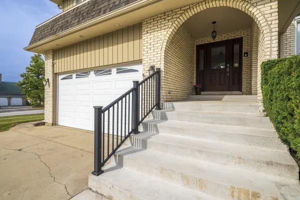 200 N Maple ST, Addison, IL 60101